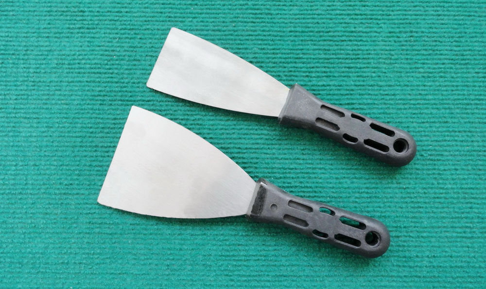 Putty Knife With Plastic Handle